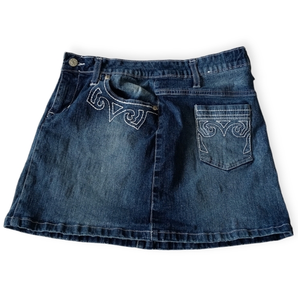 RAVE R4R JEANS WOMAN'S  MNI DENIM SKIRT. SIZE 11. COLOR BLUE. - Picture 13 of 16